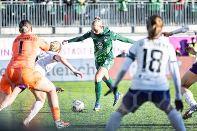 Deutschland: Google Pixel Frauen-Bundesliga 2025 2026, 18. Spieltag - VfL Wolfsburg vs SGS Essen - AOK-Stadion (Wolfsburg): Ella Peddemors (VfL Wolfsburg, 5) Kim-Lea Sindermann (SGS Essen, 1) Copyright: xAylinxKreutzsteinx