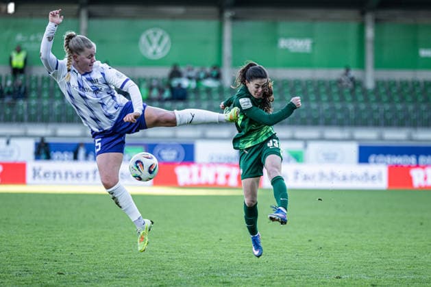 Deutschland: Google Pixel Frauen-Bundesliga 2025 2026, 18. Spieltag - VfL Wolfsburg vs SGS Essen - AOK-Stadion (Wolfsburg): Laura Pucks (SGS Essen, 15) Judit Pujols (VfL Wolfsburg, 33) Copyright: xAylinxKreutzsteinx