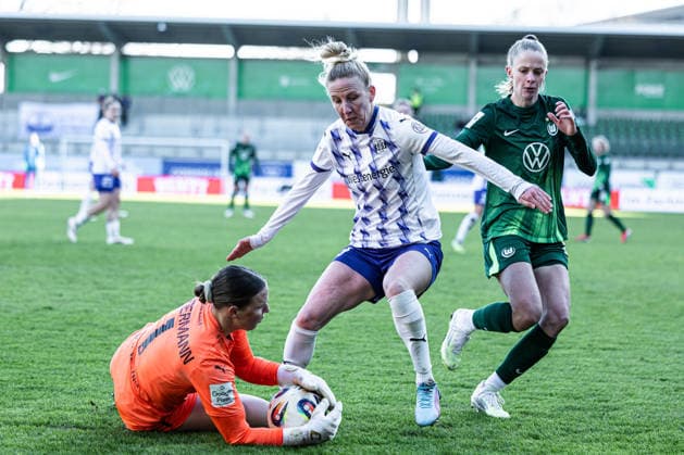 Deutschland: Google Pixel Frauen-Bundesliga 2025 2026, 18. Spieltag - VfL Wolfsburg vs SGS Essen - AOK-Stadion (Wolfsburg): Kim-Lea Sindermann (SGS Essen, 1) Julia Debitzki (SGS Essen, 23) Copyright: xAylinxKreutzsteinx