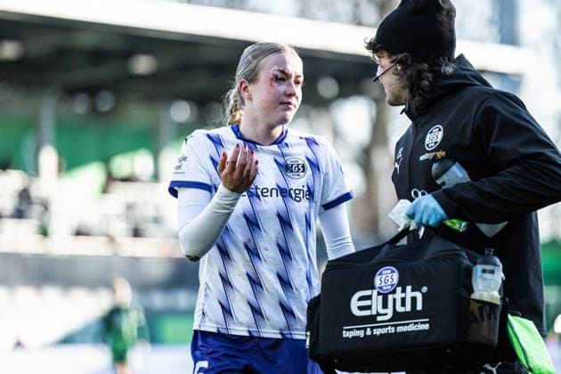 Deutschland: Google Pixel Frauen-Bundesliga 2025 2026, 18. Spieltag - VfL Wolfsburg vs SGS Essen - AOK-Stadion (Wolfsburg): Lany Mia Bäcker (SGS Essen, 26) Verletzung Copyright: xAylinxKreutzsteinx