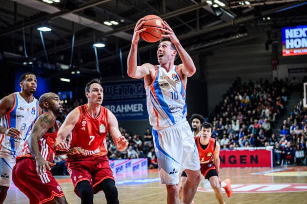 easycredit BBL Basketball Bundesliga 2025 2026 20. Spieltag 15.02.2026 Science City Jena vs FC Bayern München Basketball Joe Wieskamp (Jena) am Ball gegen links Johannes Voigtmann (Bayern) Sparkassen Arena