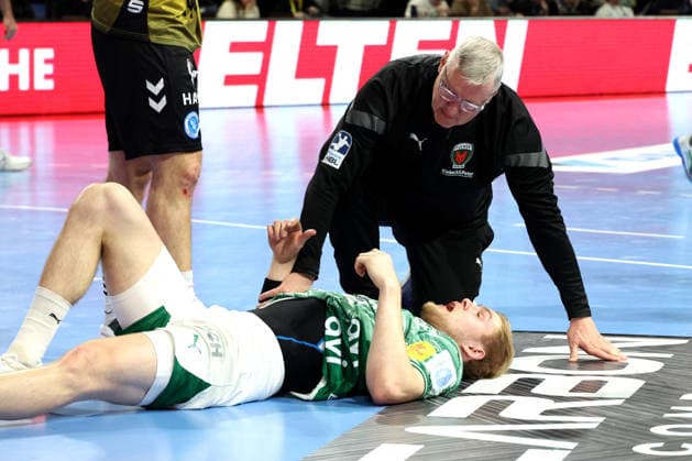 DEU, DHB, 1.HBL, Fuechse Berlin vs. TVB Stuttgart, 15.02.2026, Max-Schmeling-Halle, Berlin, DEU, DHB, 1.HBL, Fuechse Berlin vs. TVB Stuttgart, im Bild Matthes Langhoff (Fuechse Berlin 25), verletzt