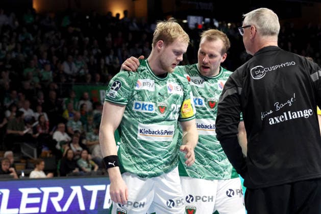 DEU, DHB, 1.HBL, Fuechse Berlin vs. TVB Stuttgart, 15.02.2026, Max-Schmeling-Halle, Berlin, DEU, DHB, 1.HBL, Fuechse Berlin vs. TVB Stuttgart, im Bild Matthes Langhoff (Fuechse Berlin 25), verletzt, Max Darj (Fuechse Berlin 5)