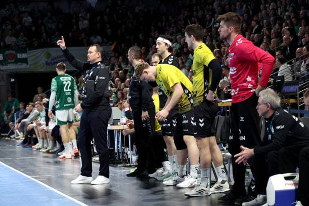 DEU, DHB, 1.HBL, Fuechse Berlin vs. TVB Stuttgart, 15.02.2026, Max-Schmeling-Halle, Berlin, DEU, DHB, 1.HBL, Fuechse Berlin vs. TVB Stuttgart, im Bild Cheftrainer Misha Kaufmann (Stuttgart), Stuttgarter-Spielerbank