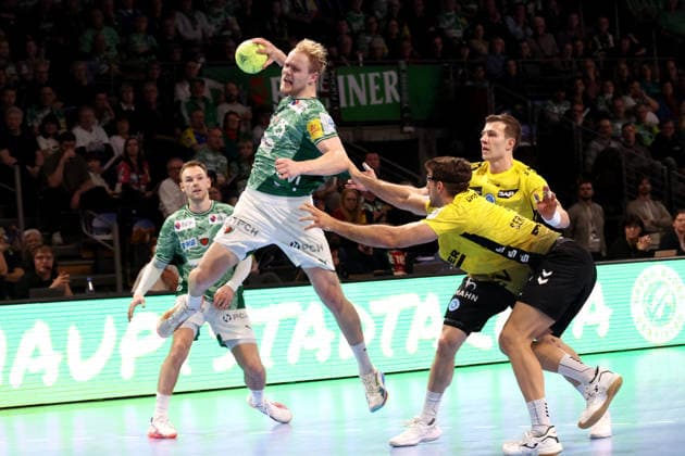 DEU, DHB, 1.HBL, Fuechse Berlin vs. TVB Stuttgart, 15.02.2026, Max-Schmeling-Halle, Berlin, DEU, DHB, 1.HBL, Fuechse Berlin vs. TVB Stuttgart, im Bild Matthes Langhoff (Fuechse Berlin 25), Antonio Serradilla(Stuttgart 5), Samir Bellahcene (Stuttgart 30)
