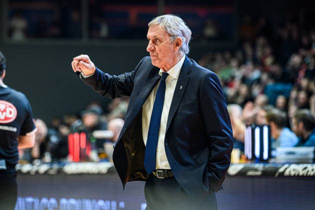 easycredit BBL Basketball Bundesliga 2025 2026 20. Spieltag 15.02.2026 Science City Jena vs FC Bayern München Basketball Trainer Svetislav Pesic (Bayern) gibt Anweisungen, Portrait Sparkassen Arena
