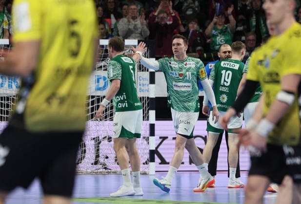 GER HBL Saison 2025 2026 FÜCHSE Berlin vs TV Stuttgart, 15.02.26, Max-Schmeling-Halle, Berlin, Abklatschen nach erfolgreicher Aufholjagd, Max DARJ (Füchse Berlin 5), Lasse Bredekjaer ANDERSSON (Füchse Berlin 11)