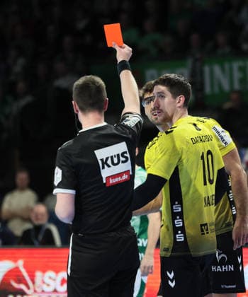 GER HBL Saison 2025 2026 FÜCHSE Berlin vs TV Stuttgart, 15.02.26, Max-Schmeling-Halle, Berlin, Antinio SERRADILLA (TVB Stuttgart 5) sieht ROT, nachdem er wegen Meckerns innerhalb weniger Sekunden 2x 2 Minuten bekam und bereits mit einer Zeitstrafe vorbelastet war