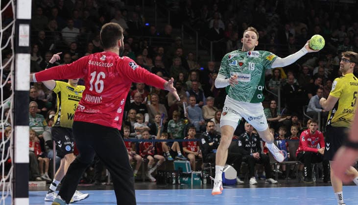 Mathias Gidsel erzielt ein Tor gegen Torwart Miljan Vujovic Zweikampf Spielszene Aktion Handball HBL Bundesliga Herren 21. Spieltag Saison 2025 2026 15.02.2026 Füchse Berlin vs TBV 1898 Stuttgart