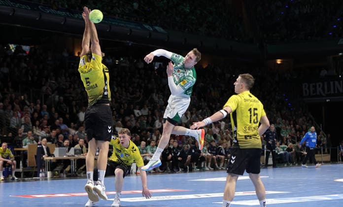 Antonio Serradilla, Lasse Andersson am Ball, Simone Mengon Zweikampf Spielszene Aktion Handball HBL Bundesliga Herren 21. Spieltag Saison 2025 2026 15.02.2026 Füchse Berlin vs TBV 1898 Stuttgart