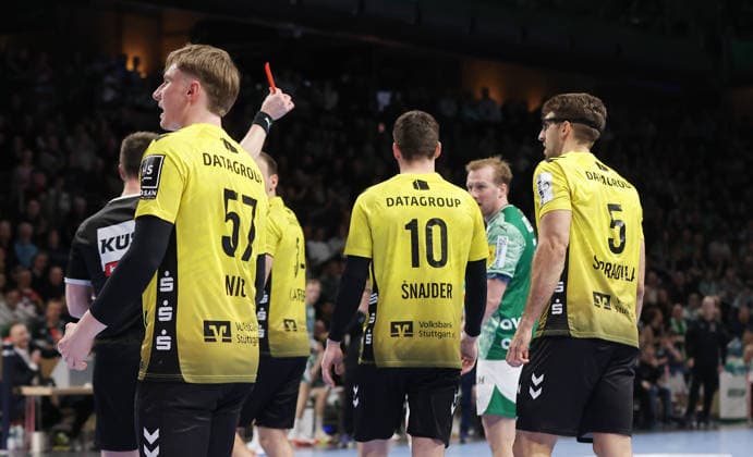 re. Antonio Serradilla (5) erhält die rote Karte Handball HBL Bundesliga Herren 21. Spieltag Saison 2025 2026 15.02.2026 Füchse Berlin vs TBV 1898 Stuttgart