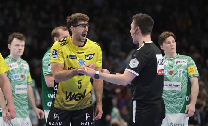 Antonio Serradilla diskutiert nach rote Karte mit Referee Handball HBL Bundesliga Herren 21. Spieltag Saison 2025 2026 15.02.2026 Füchse Berlin vs TBV 1898 Stuttgart