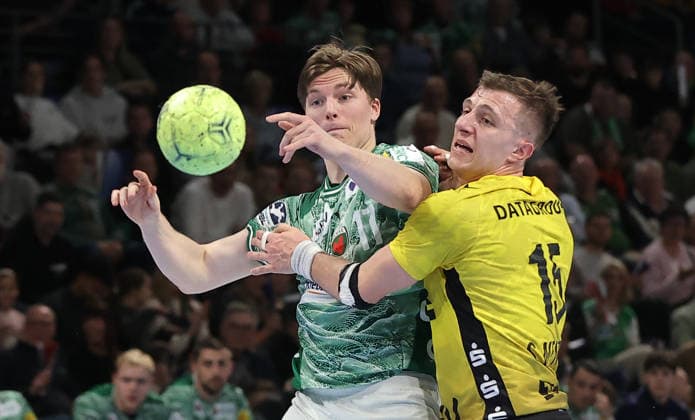 Mathias Gidsel am Ball, Simone Mengon Zweikampf Spielszene Aktion Handball HBL Bundesliga Herren 21. Spieltag Saison 2025 2026 15.02.2026 Füchse Berlin vs TBV 1898 Stuttgart
