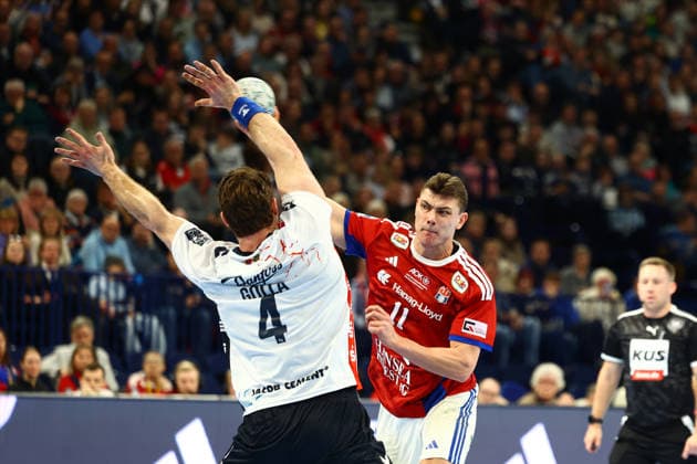Handball I Herren I Saison 2025 2026 I Bundesliga I 21. Spieltag I HSV Hamburg - SG Flensburg - Handewitt I 15.02.2026 Johannes Golla (4, SG Flensburg-Handewitt) Nicolaj Jorgensen (11, HSV Hamburg) Hamburg Barclaycard Arena Hamburg Deutschland Copyright: xLobeca RalfxHomburgx