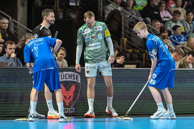 15.02.2026, xlakx, Handball Daikin HBL, Fuechse Berlin - TVB Stuttgart v.l. Mathias Gidsel (Fuechse Berlin) Paket von Wasser entfernen Berlin