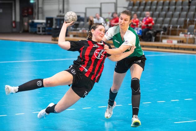 Zweikampf zwischen Henriette Clauberg (TSV Bayer 04 Leverkusen, 14) und Dana Sophie Kroemer (SG 09 Kirchhof, 73). TSV Bayer 04 Leverkusen vs. SG 09 Kirchhof, Handball, ALSCO Handballbundesliga Frauen, 18. Spieltag, Saison 2025 2026, 15.02.2026 TSV Bayer 04 Leverkusen vs. SG 09 Kirchhof, Handball, ALSCO Handballbundesliga Frauen, 18. Spieltag, Saison 2025 2026, 15.02.2026 Leverkusen Copyright: xEibner-Pressefoto ThomasxHaeslerx EP_THR