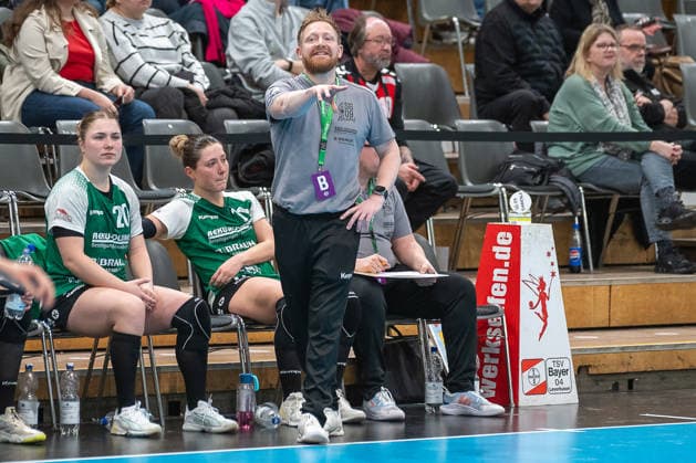 Christian Denk (SG 09 Kirchhof, Trainer) gibt seiner Mannschaft Anweisungen. TSV Bayer 04 Leverkusen vs. SG 09 Kirchhof, Handball, ALSCO Handballbundesliga Frauen, 18. Spieltag, Saison 2025 2026, 15.02.2026 TSV Bayer 04 Leverkusen vs. SG 09 Kirchhof, Handball, ALSCO Handballbundesliga Frauen, 18. Spieltag, Saison 2025 2026, 15.02.2026 Leverkusen Copyright: xEibner-Pressefoto ThomasxHaeslerx EP_THR
