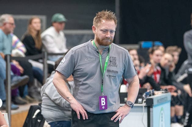 Christian Denk (SG 09 Kirchhof, Trainer) ist niedergeschlagen. TSV Bayer 04 Leverkusen vs. SG 09 Kirchhof, Handball, ALSCO Handballbundesliga Frauen, 18. Spieltag, Saison 2025 2026, 15.02.2026 TSV Bayer 04 Leverkusen vs. SG 09 Kirchhof, Handball, ALSCO Handballbundesliga Frauen, 18. Spieltag, Saison 2025 2026, 15.02.2026 Leverkusen Copyright: xEibner-Pressefoto ThomasxHaeslerx EP_THR