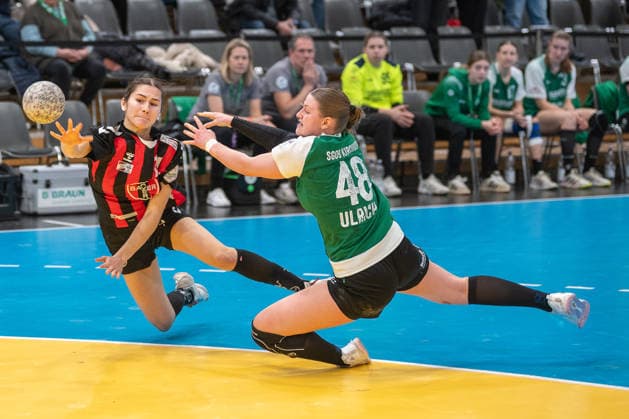 Mia Cruzado (TSV Bayer 04 Leverkusen, 11) kommt gegen Vanessa Ulrich (SG 09 Kirchhof, 48) zum Wurf. TSV Bayer 04 Leverkusen vs. SG 09 Kirchhof, Handball, ALSCO Handballbundesliga Frauen, 18. Spieltag, Saison 2025 2026, 15.02.2026 TSV Bayer 04 Leverkusen vs. SG 09 Kirchhof, Handball, ALSCO Handballbundesliga Frauen, 18. Spieltag, Saison 2025 2026, 15.02.2026 Leverkusen Copyright: xEibner-Pressefoto ThomasxHaeslerx EP_THR