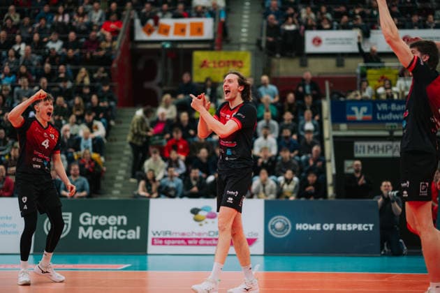 Jubel bei Ben-Simon Bonin (Barock Volleys MTV Ludwigsburg, 06) in der Mitte und Darius Diefenbach (Barock Volleys MTV Ludwigsburg, 04) links und Jan Huber (Barock Volleys MTV Ludwigsburg, 05) rechts, Barock Volleys MTV Ludwigsburg vs. Berlin Recycling Volleys, Volleyball, 1. Bundesliga, 22. Spieltag, Saison 2025 2026, 15.02.2026, Barock Volleys MTV Ludwigsburg vs. Berlin Recycling Volleys, Volleyball, 1. Bundesliga, 22. Spieltag, Saison 2025 2026, 15.02.2026, Ludwigsburg Copyright: xEibner-Pressefoto LarsxNeumannx EP_LNN