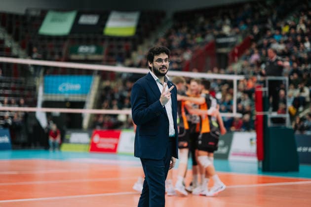 Alexandre Leal (Berlin Recycling Volleys, Trainer) an der Seitenlinie, Barock Volleys MTV Ludwigsburg vs. Berlin Recycling Volleys, Volleyball, 1. Bundesliga, 22. Spieltag, Saison 2025 2026, 15.02.2026, Barock Volleys MTV Ludwigsburg vs. Berlin Recycling Volleys, Volleyball, 1. Bundesliga, 22. Spieltag, Saison 2025 2026, 15.02.2026, Ludwigsburg *** Alexandre Leal Berlin Recycling Volleys, Coach on the sideline, Barock Volleys MTV Ludwigsburg vs Berlin Recycling Volleys, Volleyball, 1 Bundesliga, 22 Matchday, Season 2025 2026, 15 02 2026, Barock Volleys MTV Ludwigsburg vs Berlin Recycling Volleys, Volleyball, 1 Bundesliga, 22 Matchday, Season 2025 2026, 15 02 2026, Ludwigsburg Copyright: xEibner-Pressefoto LarsxNeumannx EP_LNN