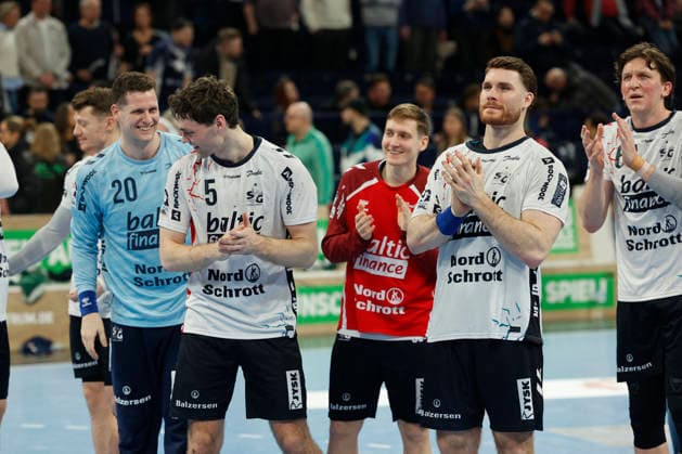 Handball 1. Handball-Bundesliga, DAIKIN HBL 2025 2026 - Handball Verein Hamburg (HSVH) vs. SG Flensburg-Handewitt Schlussjubel Flensburg: Torwart Kevin Moeller (Flensburg) Niclas Kirkeloekke (Flensburg) , Johannes Golla (Flensburg) und Lasse Moeller (Flensburg) . Barclays Arena Hamburg Hamburg Foto: Frank Schoof