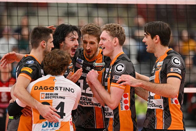 VBL MTV Ludwigsburg - BR Recycling Volleys 15.02.2026 Volleyball, 1. Bundesliga, Herren, Saison 2025 26, Barock Volleys MTV Ludwigsburg (in Rot-Schwarz) vs Berlin Recycling Volleys (in Orange-Schwarz), Berlin jubelt mit Nolan Flexen links mit Bart, rechts daneben 12 Florian Krage-Brewitz, Zuspieler 33 Fedor Ivanov, Copyright: xBEAUTIFULxSPORTS TomxBlochx