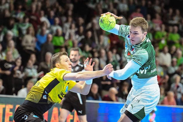 15.02.2026, xlakx, Handball Daikin HBL, Fuechse Berlin - TVB Stuttgart v.l. Marco Mengon (TVB Stuttgart), Lasse Andersson (Fuechse Berlin) Zweikampf, Duell, Kampf, tackle Berlin