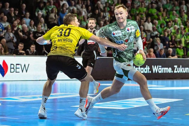 15.02.2026, xlakx, Handball Daikin HBL, Fuechse Berlin - TVB Stuttgart v.l. Marco Mengon (TVB Stuttgart), Mathias Gidsel (Fuechse Berlin) Zweikampf, Duell, Kampf, tackle Berlin