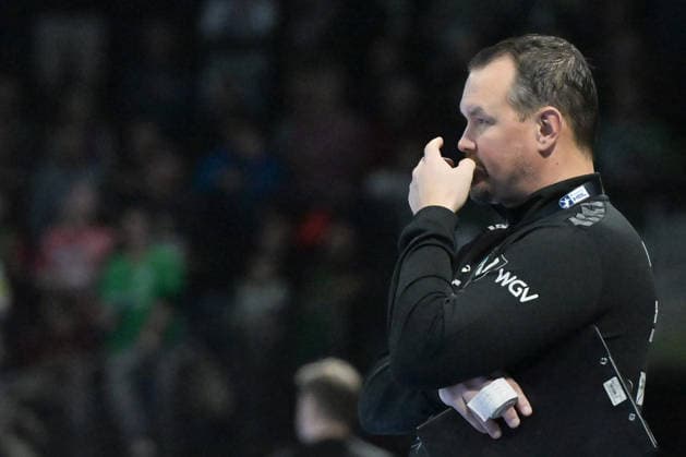 15.02.2026, xlakx, Handball Daikin HBL, Fuechse Berlin - TVB Stuttgart v.l. Misha Kaufmann (TVB Stuttgart) gibt Anweisungen, gestikuliert mit den Armen, gesticulate, gives instructions Berlin
