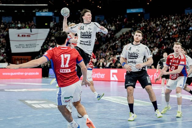 Deutschland: Handball-Bundesliga, DAIKIN HBL 2025 26, 21. Spieltag Handball Verein Hamburg vs Flensburg-Handewitt Barclays Arena (Hamburg): Lasse Möller (SG Flensburg-Handewitt, 64), Moritz Sauter (HSV Hamburg, 33), Kaj Geenen (HSV Hamburg, 17), Johannes Golla (SG Flensburg-Handewitt, 4) Copyright: xStefanxTrochax