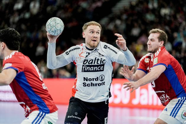 Deutschland: Handball-Bundesliga, DAIKIN HBL 2025 26, 21. Spieltag Handball Verein Hamburg vs Flensburg-Handewitt Barclays Arena (Hamburg): Simon Pytlick (SG Flensburg-Handewitt, 2), Niklas Weller (HSV Hamburg, 13), Kaj Geenen (HSV Hamburg, 17) Copyright: xStefanxTrochax