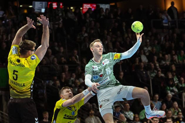 15.02.2026, xlakx, Handball Daikin HBL, Fuechse Berlin - TVB Stuttgart v.l. Antonio Serradilla (TVB Stuttgart), Simone Mengon (TVB Stuttgart), Mathias Gidsel (Fuechse Berlin) Zweikampf, Duell, Kampf, tackle Berlin