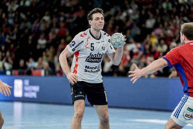 Deutschland: Handball-Bundesliga, DAIKIN HBL 2025 26, 21. Spieltag Handball Verein Hamburg vs Flensburg-Handewitt Barclays Arena (Hamburg): Niclas Kirkelökke (SG Flensburg-Handewitt, 5), Niklas Weller (HSV Hamburg, 13) Copyright: xStefanxTrochax