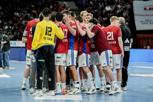Deutschland: Handball-Bundesliga, DAIKIN HBL 2025 26, 21. Spieltag Handball Verein Hamburg vs Flensburg-Handewitt Barclays Arena (Hamburg): Ganze Mannschaft Handball Sport Verein Hamburg schwört sich nach Halbzeitpause ein Copyright: xStefanxTrochax