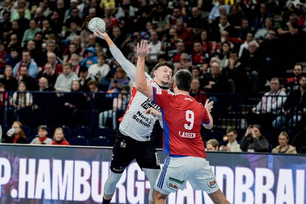 Deutschland: Handball-Bundesliga, DAIKIN HBL 2025 26, 21. Spieltag Handball Verein Hamburg vs Flensburg-Handewitt Barclays Arena (Hamburg): Marko Grgic (SG Flensburg-Handewitt, 17), Jacob Lassen (HSV Hamburg, 9) Copyright: xStefanxTrochax