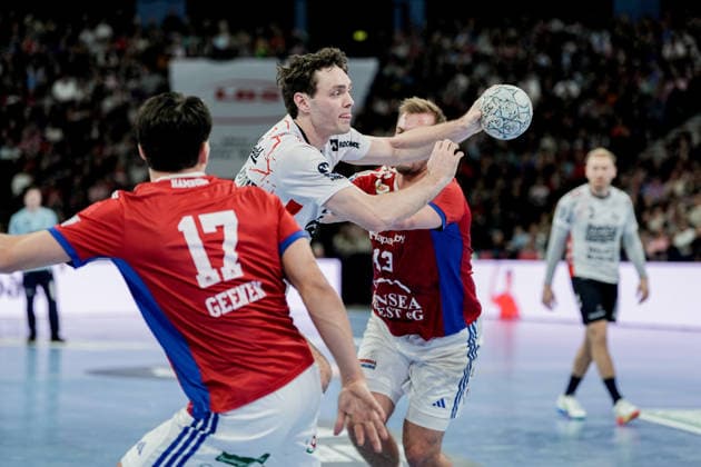 Deutschland: Handball-Bundesliga, DAIKIN HBL 2025 26, 21. Spieltag Handball Verein Hamburg vs Flensburg-Handewitt Barclays Arena (Hamburg): Niclas Kirkelökke (SG Flensburg-Handewitt, 5), Nicolaj Jörgensen (HSV Hamburg, 11),Niklas Weller (HSV Hamburg, 13), Kaj Geenen (HSV Hamburg, 17) Copyright: xStefanxTrochax