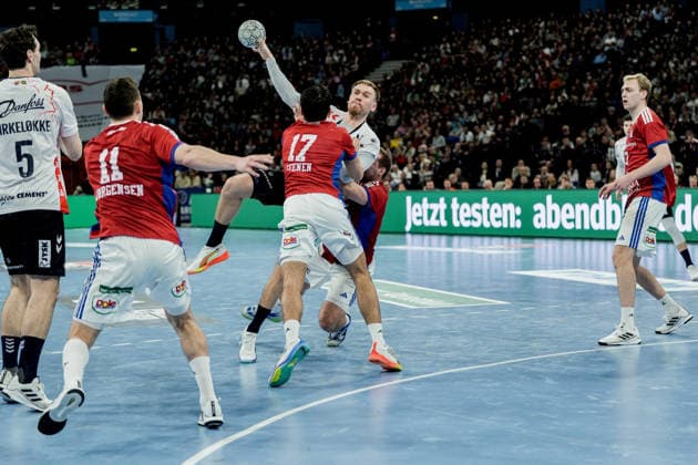 Deutschland: Handball-Bundesliga, DAIKIN HBL 2025 26, 21. Spieltag Handball Verein Hamburg vs Flensburg-Handewitt Barclays Arena (Hamburg): Niclas Kirkelökke (SG Flensburg-Handewitt, 5), Nicolaj Jörgensen (HSV Hamburg, 11), Einar Olafsson (HSV Hamburg, 23), Kaj Geenen (HSV Hamburg, 17), Simon Pytlick (SG Flensburg-Handewitt, 2) Copyright: xStefanxTrochax