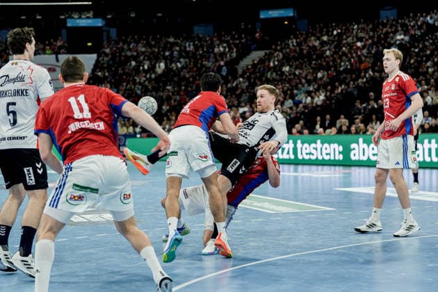 Deutschland: Handball-Bundesliga, DAIKIN HBL 2025 26, 21. Spieltag Handball Verein Hamburg vs Flensburg-Handewitt Barclays Arena (Hamburg): Niclas Kirkelökke (SG Flensburg-Handewitt, 5), Nicolaj Jörgensen (HSV Hamburg, 11), Einar Olafsson (HSV Hamburg, 23), Kaj Geenen (HSV Hamburg, 17), Simon Pytlick (SG Flensburg-Handewitt, 2) Copyright: xStefanxTrochax