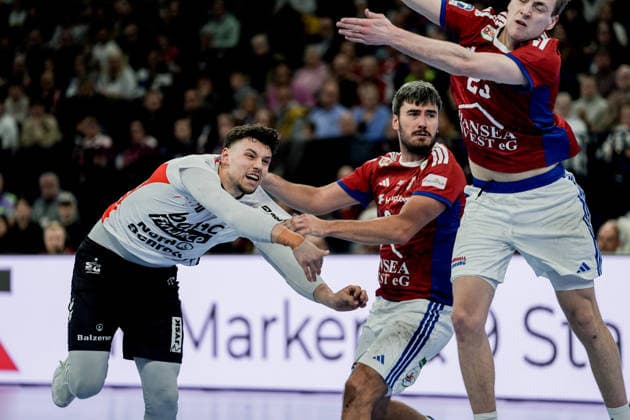 Deutschland: Handball-Bundesliga, DAIKIN HBL 2025 26, 21. Spieltag Handball Verein Hamburg vs Flensburg-Handewitt Barclays Arena (Hamburg): Marko Grgic (SG Flensburg-Handewitt, 17), Jacob Lassen (HSV Hamburg, 9), Einar Olafsson (HSV Hamburg, 23) Copyright: xStefanxTrochax