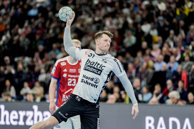 Deutschland: Handball-Bundesliga, DAIKIN HBL 2025 26, 21. Spieltag Handball Verein Hamburg vs Flensburg-Handewitt Barclays Arena (Hamburg): Emil Jakobsen (SG Flensburg-Handewitt, 31), Einar Olafsson (HSV Hamburg, 23) Copyright: xStefanxTrochax
