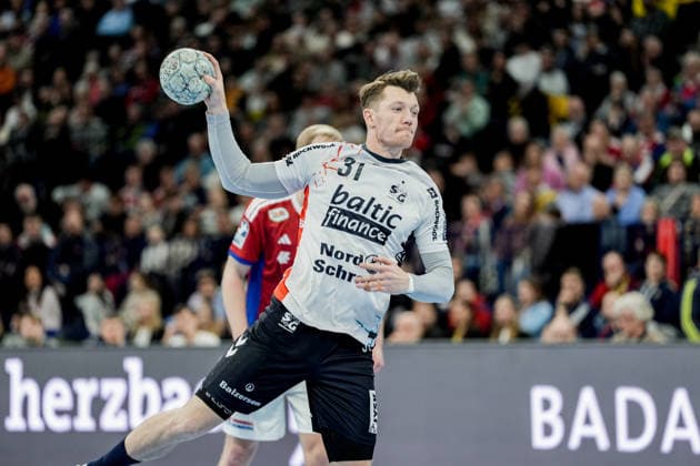 Deutschland: Handball-Bundesliga, DAIKIN HBL 2025 26, 21. Spieltag Handball Verein Hamburg vs Flensburg-Handewitt Barclays Arena (Hamburg): Emil Jakobsen (SG Flensburg-Handewitt, 31), Einar Olafsson (HSV Hamburg, 23) Copyright: xStefanxTrochax