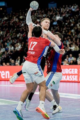 Deutschland: Handball-Bundesliga, DAIKIN HBL 2025 26, 21. Spieltag Handball Verein Hamburg vs Flensburg-Handewitt Barclays Arena (Hamburg): Simon Pytlick (SG Flensburg-Handewitt, 2), Jan Schmidt (HSV Hamburg, 42), Kaj Geenen (HSV Hamburg, 17) Copyright: xStefanxTrochax