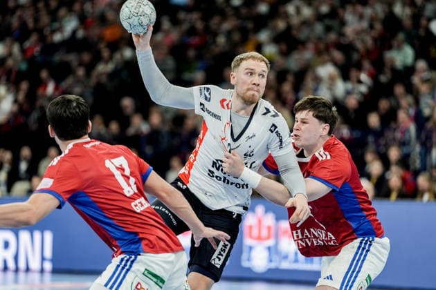 Deutschland: Handball-Bundesliga, DAIKIN HBL 2025 26, 21. Spieltag Handball Verein Hamburg vs Flensburg-Handewitt Barclays Arena (Hamburg): Simon Pytlick (SG Flensburg-Handewitt, 2), Jan Schmidt (HSV Hamburg, 42), Kaj Geenen (HSV Hamburg, 17) Copyright: xStefanxTrochax