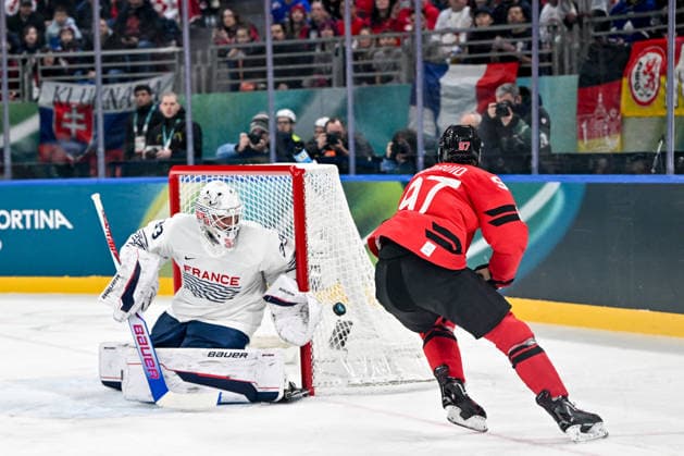 15 02 2026, Milano, Santa Giulia Ice hockey, Eishockey Arena, Winter Olympics: Canada - France (Ice Hockey), Connor McDavid of Canada against goalkeeper Julian Junca of France Milano Santa Giulia Ice Hockey Arena Lombardy Italy *** 15 02 2026, Milano, Santa Giulia Ice Hockey Arena, Winter Olympics Canada France Ice Hockey , Connor McDavid of Canada against goalkeeper Julian Junca of France Milano Santa Giulia Ice Hockey Arena Lombardy Italy Copyright: xJustPictures.ch AndreaxBrancax jp-en-AnBr-AB-AAB_498415022026