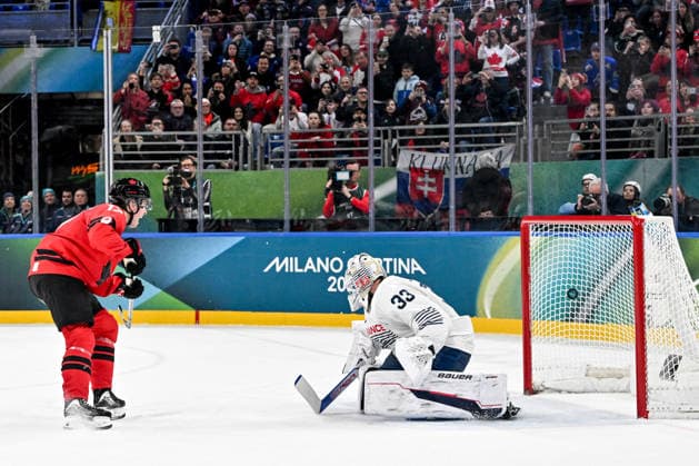 15 02 2026, Milano, Santa Giulia Ice hockey, Eishockey Arena, Winter Olympics: Canada - France (Ice Hockey), Macklin Celebrini of Canada scores on a penalty shot against goalkeeper Julian Junca of France Milano Santa Giulia Ice Hockey Arena Lombardy Italy *** 15 02 2026, Milano, Santa Giulia Ice Hockey Arena, Winter Olympics Canada France Ice Hockey , Macklin Celebrini of Canada scores on a penalty shot against goalkeeper Julian Junca of France Milano Santa Giulia Ice Hockey Arena Lombardy Italy Copyright: xJustPictures.ch AndreaxBrancax jp-en-AnBr-AB-AAB_561715022026