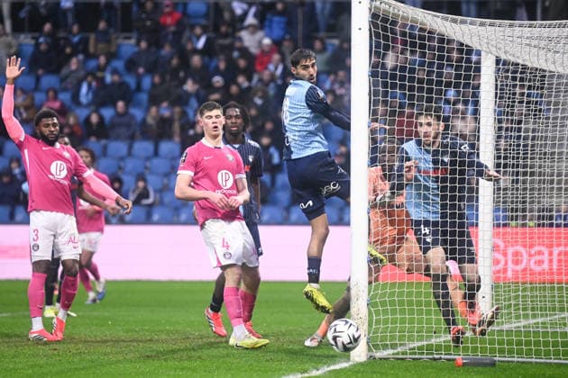 Le Havre Athletic Club v Toulouse FC - Ligue 1 McDonald s 2025 2026 04 Charlie CRESSWELL (tfc) - 04 Gautier LLORIS (hac) - 18 Yanis ZOUAOUI (hac) during the Ligue 1 McDonald s match between Le Havre and Toulouse at Stade OcÃ ane on February 15, 2026 in Le Havre, France. Le Havre France  Copyright: xFEPx 776348283