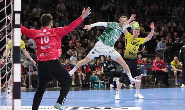 Mathias Gidsel erzielt sein 200. BL Tor gegen Torwart Miljan Vujovic Zweikampf Spielszene Aktion Handball HBL Bundesliga Herren 21. Spieltag Saison 2025 2026 15.02.2026 Füchse Berlin vs TBV 1898 Stuttgart