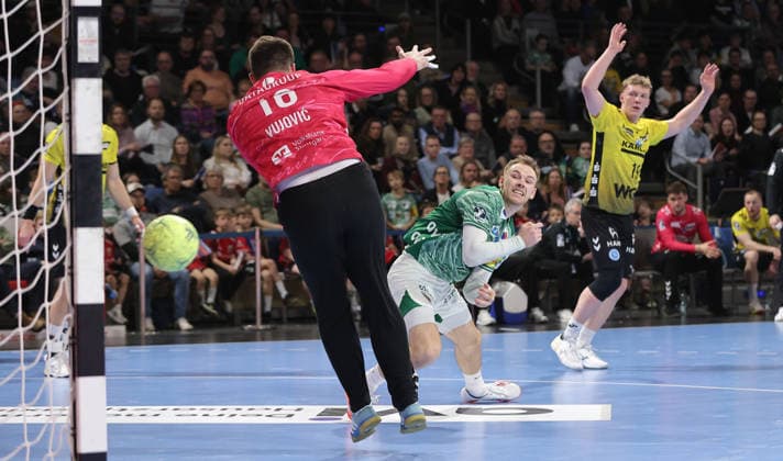Mathias Gidsel erzielt sein 200. BL Tor gegen Torwart Miljan Vujovic Zweikampf Spielszene Aktion Handball HBL Bundesliga Herren 21. Spieltag Saison 2025 2026 15.02.2026 Füchse Berlin vs TBV 1898 Stuttgart