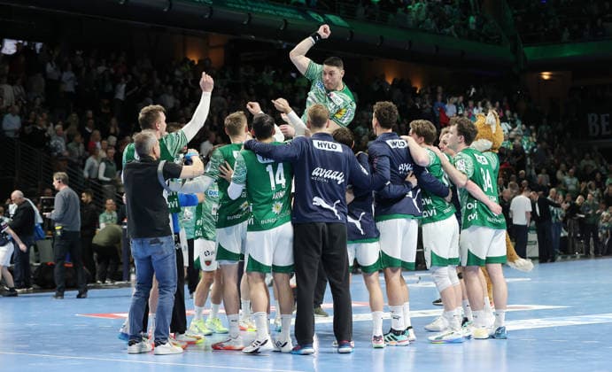 oben Mijajlo Marsenic, Füchse Mannschaft jubelt nach Spielende Freude Emotion Jubel Handball HBL Bundesliga Herren 21. Spieltag Saison 2025 2026 15.02.2026 Füchse Berlin vs TBV 1898 Stuttgart